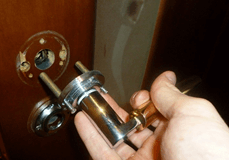 Ремонт дверной ручки мастером компании repair door handle
